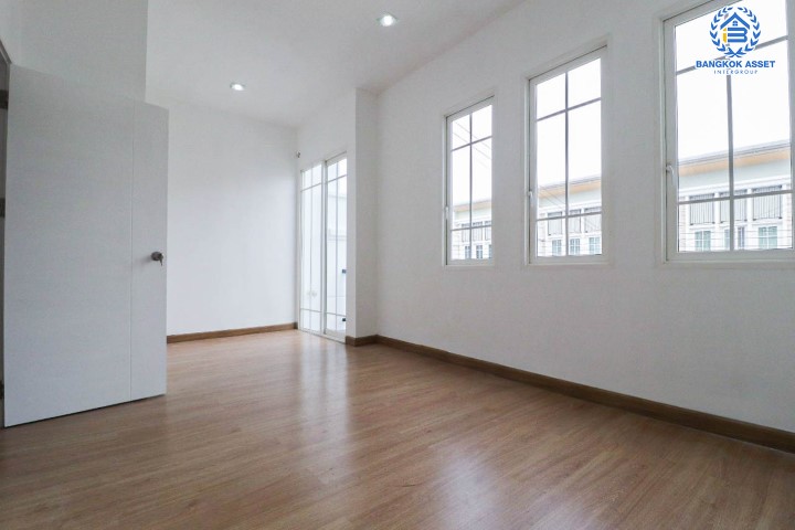 ทาวน์เฮ้าส์มือสอง โครงการ โกลเด้นซิตี้ ปิ่นเกล้า-จรัญสนิทวงศ์ เนื้อที่ 18.50 ตร.ว. ฟังก์ชัน 3 ห้องนอน 2 ห้องน้ำ 1 ที่จอดรถ บ้านสภาพสวย พร้อมเข้าอยู่ ทำเลดีเชื่อมต่อถ.บางกรวย-ไทรน้อย, ราชพฤกษ์, นครอินทร์ ใกล้รถไฟฟ้าสายสีแดงอ่อน "สถานีบางบำหรุ" สายสีน้ำเงิน "สถานีบางอ้อ" และใกล้จุดขึ้นทางด่วน "ศรีรัช"